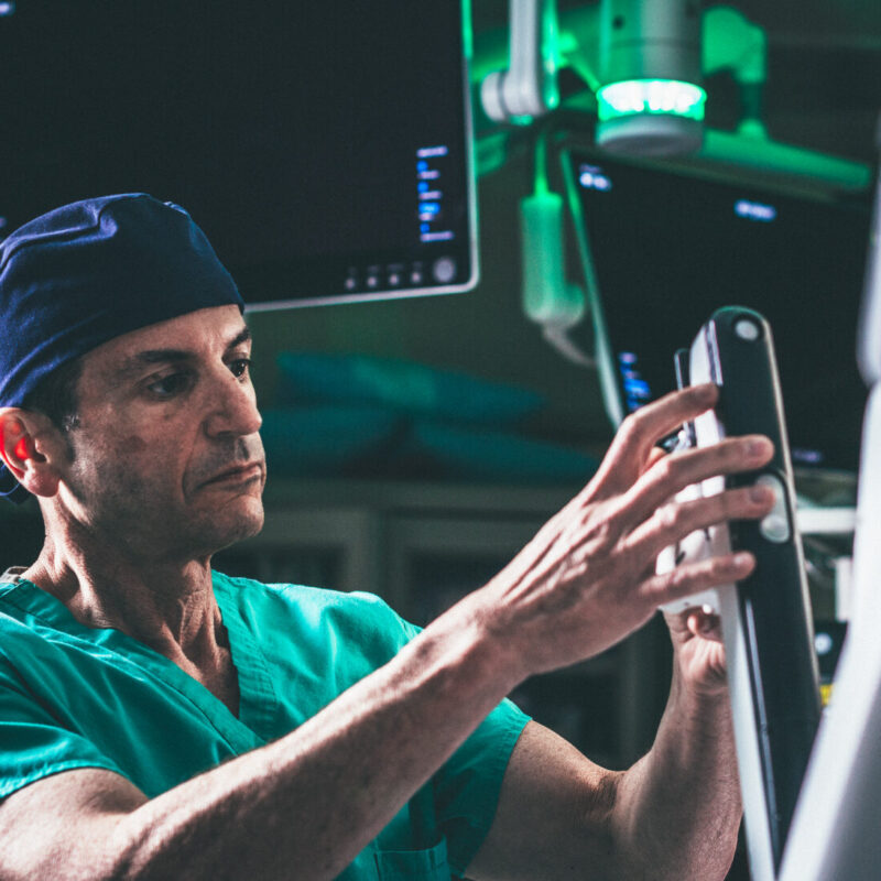 Dr_Surgeon_Renowned_Robotic